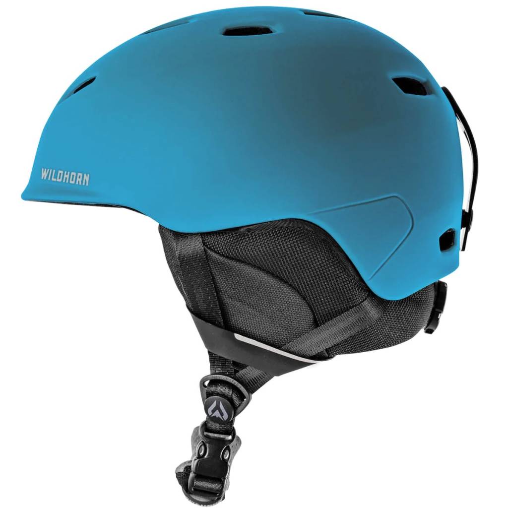 Kayak pisti öncesinde kask ve kayak gözlüğünü ayarlayan bir sporcu